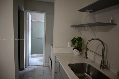 Купить виллу или дом в Майами, Флорида 5 спален, 152.92м2, № 1794152 - фото 11
