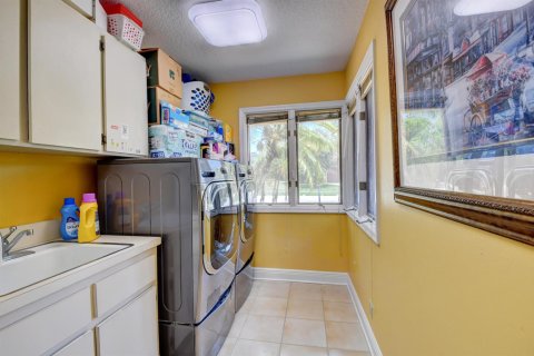 House in Boca Raton, Florida 4 bedrooms, 367.15 sq.m. № 2146585 - photo 27