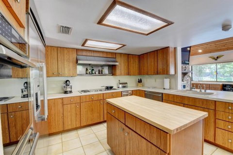 House in Boca Raton, Florida 4 bedrooms, 367.15 sq.m. № 2146585 - photo 11