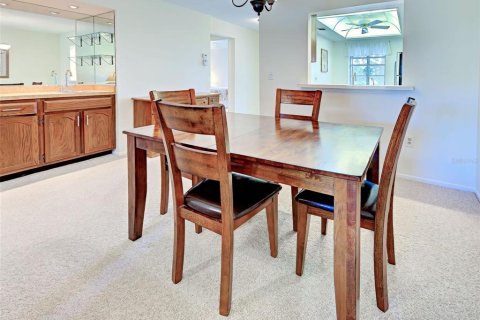 Condo in Venice, Florida, 2 bedrooms  № 2379685 - photo 17