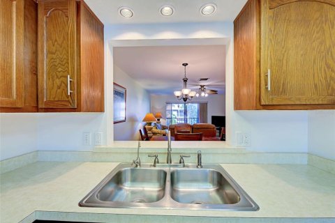 Condo in Venice, Florida, 2 bedrooms  № 2379685 - photo 11