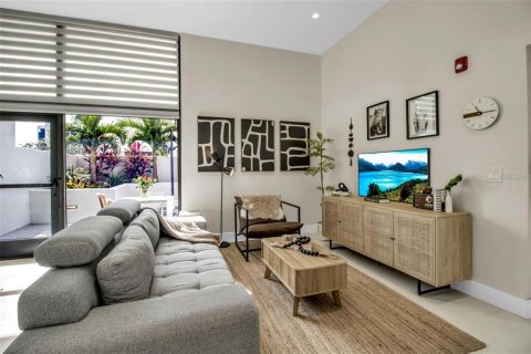 Снять в аренду кондоминиум в Сарасота, Флорида 6 комнат, 85.56м2, № 2118035 - фото 3