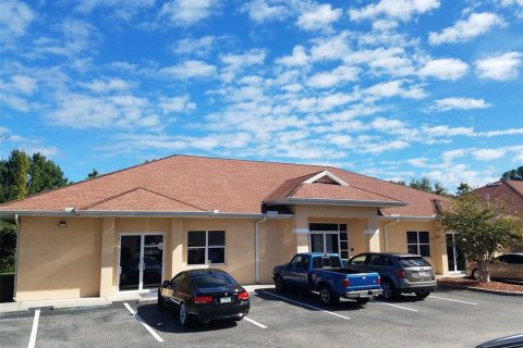 Propiedad comercial en alquiler en New Port Richey, Florida, 418.06 m2 № 1615829 - foto 1