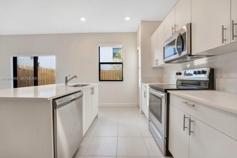 Touwnhouse à louer à Homestead, Floride: 3 chambres, 169.73 m2 № 2003100 - photo 12