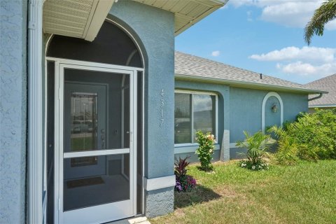 Villa ou maison à vendre à Cape Coral, Floride: 4 chambres, 159.05 m2 № 2120355 - photo 4