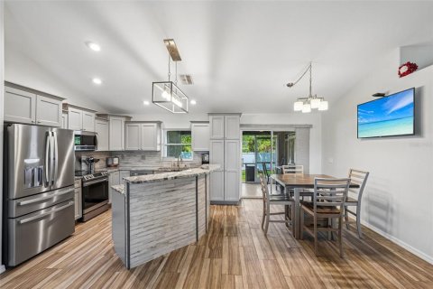 Villa ou maison à vendre à Cape Coral, Floride: 4 chambres, 159.05 m2 № 2120355 - photo 10