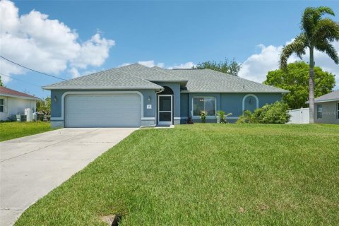Villa ou maison à vendre à Cape Coral, Floride: 4 chambres, 159.05 m2 № 2120355 - photo 2