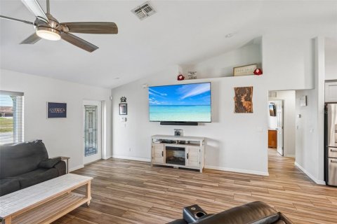 Villa ou maison à vendre à Cape Coral, Floride: 4 chambres, 159.05 m2 № 2120355 - photo 8