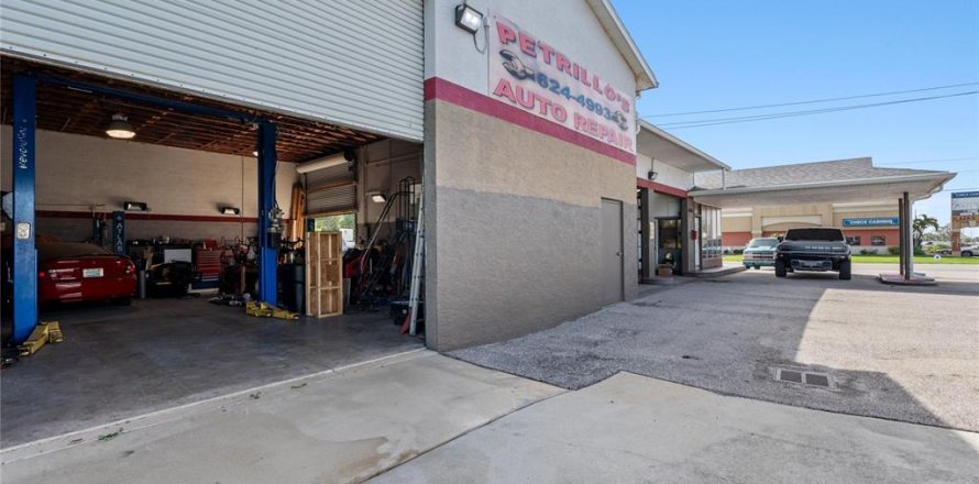 Commercial property in Port Charlotte, Florida № 1808244