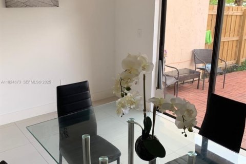 Touwnhouse à louer à Miami, Floride: 2 chambres, 86.96 m2 № 1987813 - photo 4