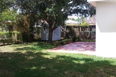 Villa ou maison à louer à Virginia Gardens, Floride: 3 chambres, 128.02 m2 № 2017978 - photo 5