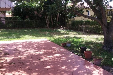 Villa ou maison à louer à Virginia Gardens, Floride: 3 chambres, 128.02 m2 № 2017978 - photo 2