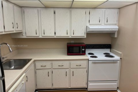 Condo in Miami, Florida, 1 bedroom  № 2016425 - photo 4