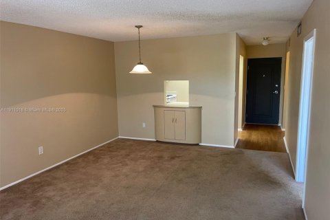 Condo in Miami, Florida, 1 bedroom  № 2016425 - photo 5
