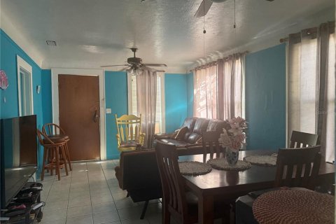 House in Tampa, Florida 2 bedrooms, 72.46 sq.m. № 1813127 - photo 1