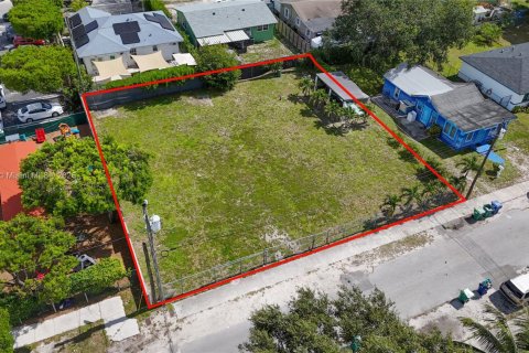 Propiedad comercial en venta en Miami, Florida № 1936179 - foto 2