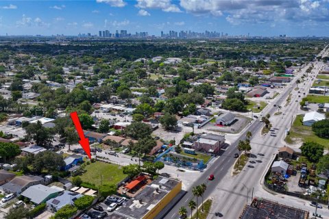 Commercial property in Miami, Florida № 1936179 - photo 15