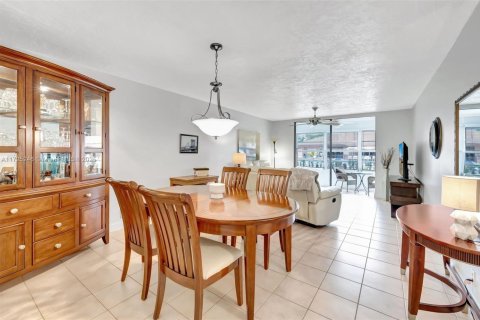 Condominio en venta en Lauderdale Lakes, Florida, 2 dormitorios, 93.83 m2 № 1929611 - foto 1