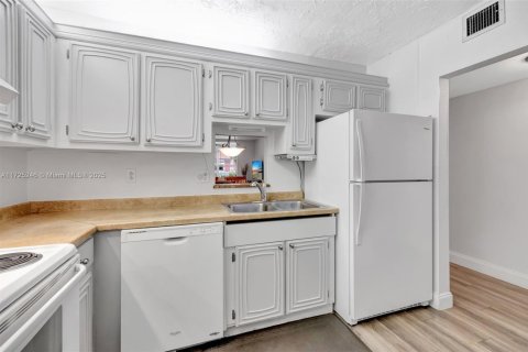 Condominio en venta en Lauderdale Lakes, Florida, 2 dormitorios, 93.83 m2 № 1929611 - foto 10