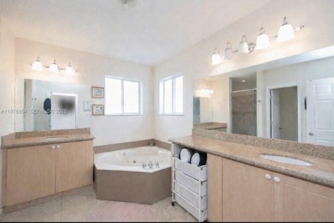 Casa en venta en Miami Gardens, Florida, 6 dormitorios, 313.92 m2 № 2079297 - foto 19
