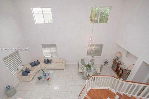 Casa en venta en Miami Gardens, Florida, 6 dormitorios, 313.92 m2 № 2079297 - foto 2