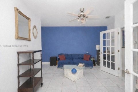 Casa en venta en Miami Gardens, Florida, 6 dormitorios, 313.92 m2 № 2079297 - foto 11
