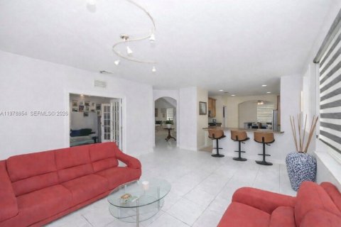 Casa en venta en Miami Gardens, Florida, 6 dormitorios, 313.92 m2 № 2079297 - foto 6