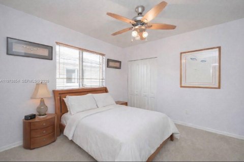 Casa en venta en Miami Gardens, Florida, 6 dormitorios, 313.92 m2 № 2079297 - foto 20