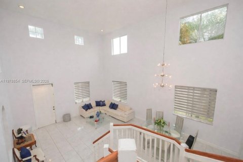 Casa en venta en Miami Gardens, Florida, 6 dormitorios, 313.92 m2 № 2079297 - foto 3