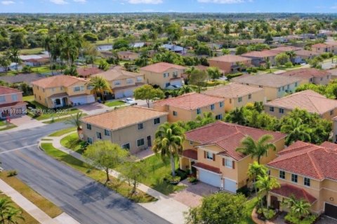 Casa en venta en Miami Gardens, Florida, 6 dormitorios, 313.92 m2 № 2079297 - foto 28