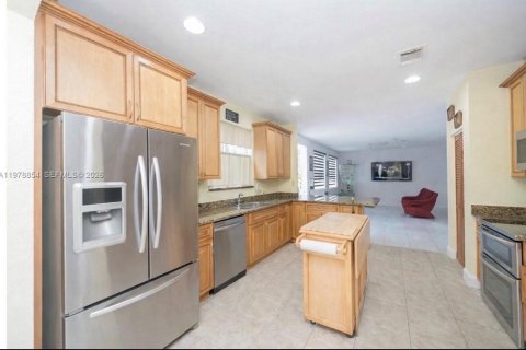 Casa en venta en Miami Gardens, Florida, 6 dormitorios, 313.92 m2 № 2079297 - foto 7