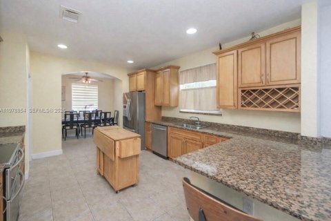 Casa en venta en Miami Gardens, Florida, 6 dormitorios, 313.92 m2 № 2079297 - foto 9