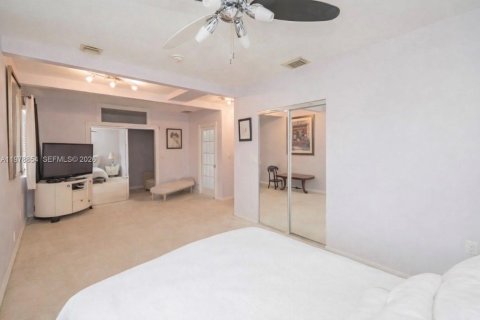 Casa en venta en Miami Gardens, Florida, 6 dormitorios, 313.92 m2 № 2079297 - foto 16