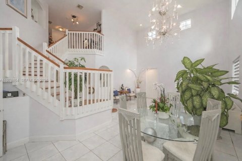 Casa en venta en Miami Gardens, Florida, 6 dormitorios, 313.92 m2 № 2079297 - foto 4