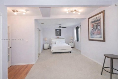 Casa en venta en Miami Gardens, Florida, 6 dormitorios, 313.92 m2 № 2079297 - foto 15