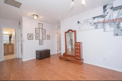 Casa en venta en Miami Gardens, Florida, 6 dormitorios, 313.92 m2 № 2079297 - foto 14