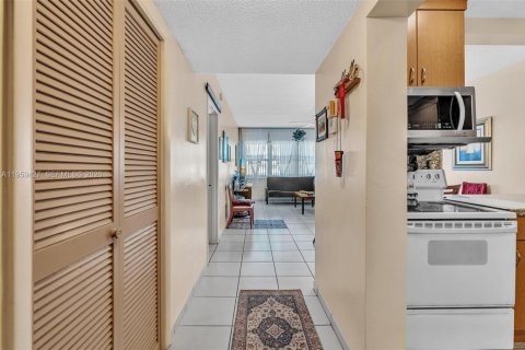 Copropriété à vendre à Hallandale Beach, Floride: 1 chambre, 71.53 m2 № 2023733 - photo 14