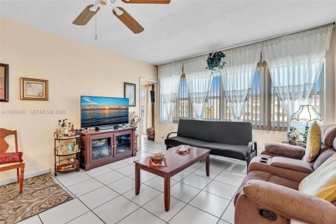 Copropriété à vendre à Hallandale Beach, Floride: 1 chambre, 71.53 m2 № 2023733 - photo 27