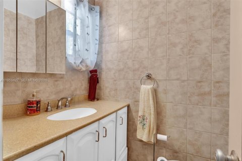 Copropriété à vendre à Hallandale Beach, Floride: 1 chambre, 71.53 m2 № 2023733 - photo 17