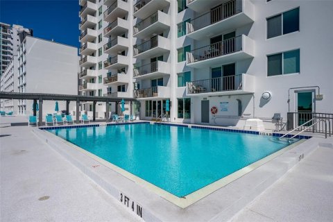 Condo in Sarasota, Florida, 1 bedroom № 2396492 - photo 21