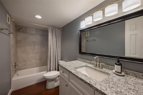 Condo in Sarasota, Florida, 1 bedroom № 2396492 - photo 11