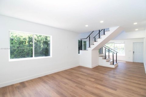 House in Hollywood, Florida 4 bedrooms, 214.05 sq.m. № 2037905 - photo 17