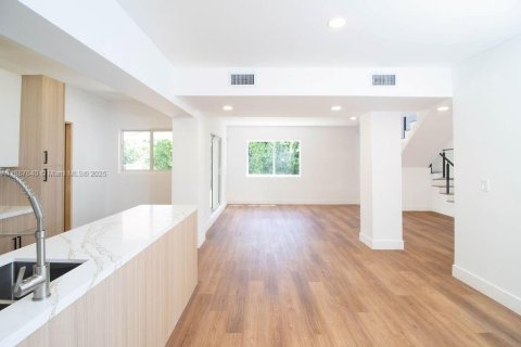 House in Hollywood, Florida 4 bedrooms, 214.05 sq.m. № 2037905 - photo 26