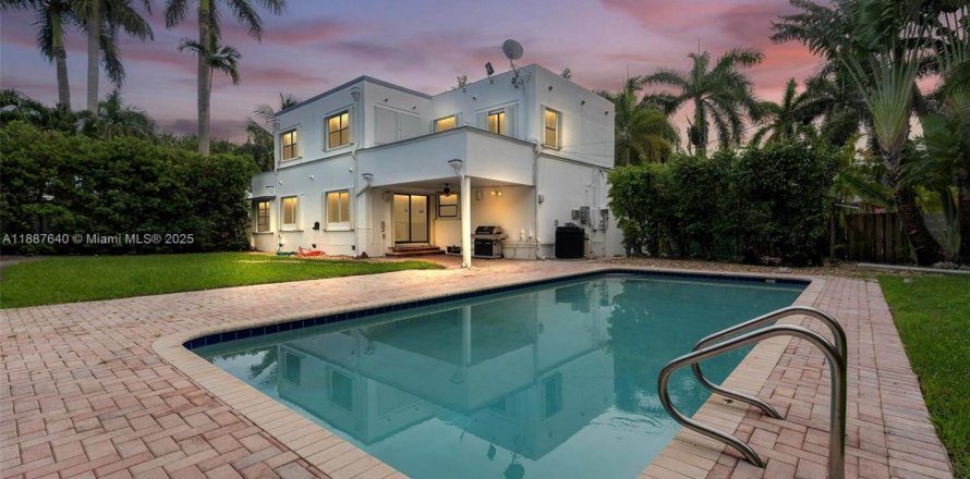 House in Hollywood, Florida 4 bedrooms, 214.05 sq.m. № 2037905