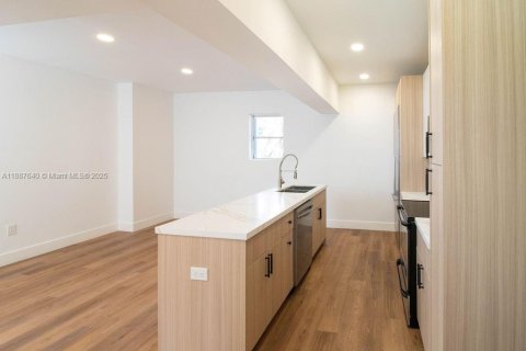 House in Hollywood, Florida 4 bedrooms, 214.05 sq.m. № 2037905 - photo 29