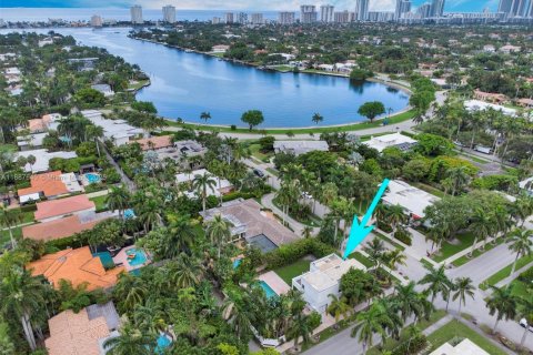 House in Hollywood, Florida 4 bedrooms, 214.05 sq.m. № 2037905 - photo 3