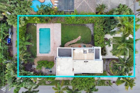 House in Hollywood, Florida 4 bedrooms, 214.05 sq.m. № 2037905 - photo 2