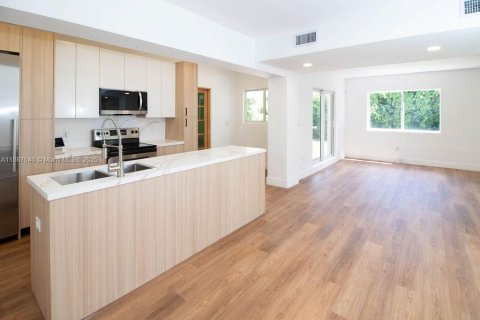 House in Hollywood, Florida 4 bedrooms, 214.05 sq.m. № 2037905 - photo 25