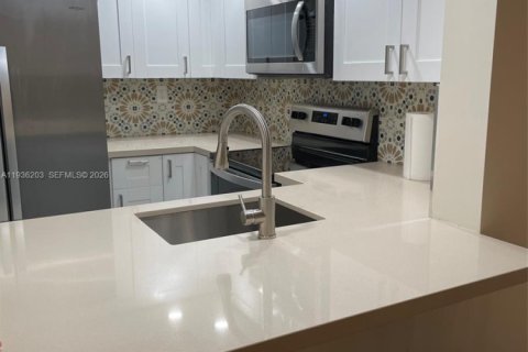 Copropriété à louer à Miami, Floride: 2 chambres, 111.48 m2 № 1996642 - photo 2