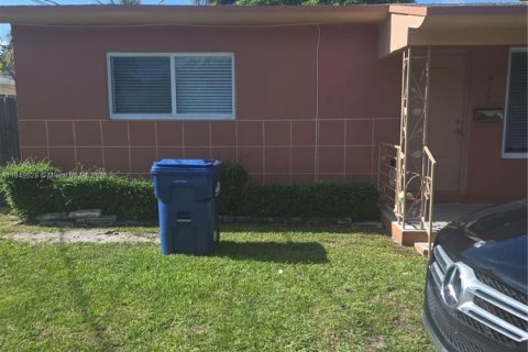 Villa ou maison à louer à Miami, Floride: 2 chambres, 89.19 m2 № 1852352 - photo 1